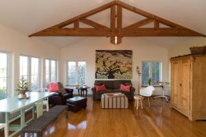 Et sittehjørne på The River Road Retreat at Lake Austin-A Luxury Guesthouse Cabin & Suite