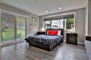 una camera da letto con un letto, un divano e finestre di Spacious 2RM-2BA Condo in the Heart of the Town, Summer Pool, Shuttle Route a Killington