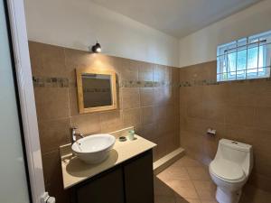 Koupelna v ubytování West Riviera - Centrally located apartment close to the beach with breakfast + 24 fotografií