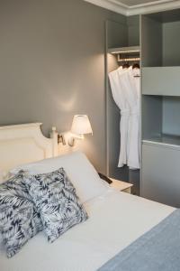 Rúm í herbergi á Aenos Hotel