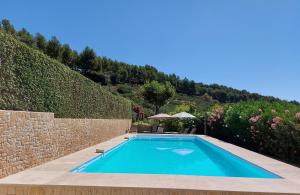 Bazén v ubytovaní Mas Chamarel à Sanary-sur-Mer au milieu des vignes et oliviers alebo v jeho blízkosti