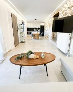 Μια τηλεόραση ή/και κέντρο ψυχαγωγίας στο Villa Sitaralona