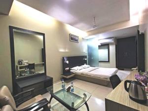 Rúm í herbergi á VITS Select Grand Inn, Ratnagiri