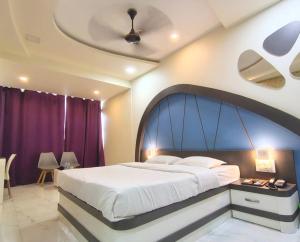 Rúm í herbergi á VITS Select Grand Inn, Ratnagiri