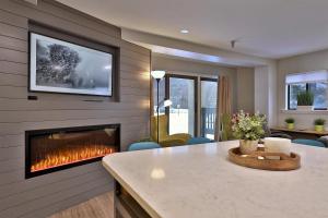 キリングトンにあるMountain Green 3C16 - Renovated 2BR-2BA With Mountain Views, Hot Tub, Pool, Shuttle, Gymの暖炉とテレビのあるリビングルーム