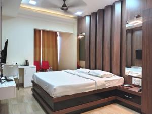 Rúm í herbergi á VITS Select Grand Inn, Ratnagiri