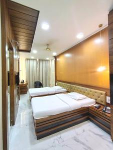 Rúm í herbergi á VITS Select Grand Inn, Ratnagiri