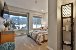 キリングトンにあるMountain Green 3C16 - Renovated 2BR-2BA With Mountain Views, Hot Tub, Pool, Shuttle, Gymのベッドと大きな窓のある寝室 +39枚の写真