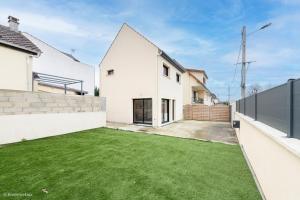 a view of the backyard of a house with a lawn at Maison Design 2 CH proche CDG, Paris in Tremblay En France
