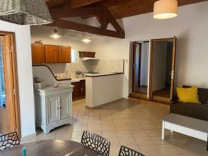 une cuisine et une salle à manger avec une table et des chaises dans l'établissement Maison 55m2 cadre campagne, le mas des anges, à Sanary-sur-Mer