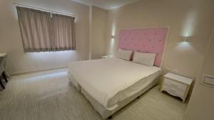 Ένα ή περισσότερα κρεβάτια σε δωμάτιο στο Lion King Hotel