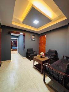 Posezení v ubytování Nakshatra Inn Kodaikanal Cottage