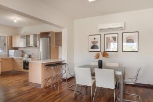 Η κουζίνα ή μικρή κουζίνα στο Phaedrus Living Evergreen City Flat