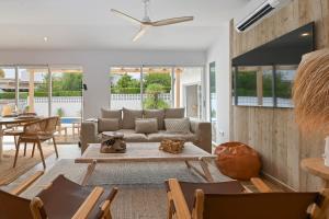una sala de estar con un sofá y una mesa en Luxury Villa Ohana, en Moraira