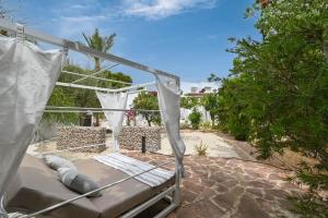 1 cama con dosel en el patio en Luxury Villa Ohana, en Moraira