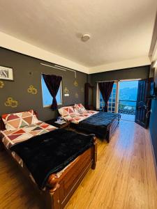 Postel nebo postele na pokoji v ubytování Nakshatra Inn Kodaikanal Cottage