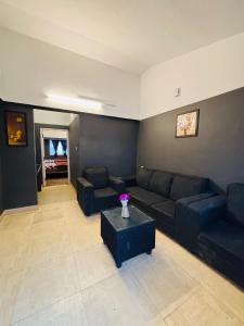 Posezení v ubytování Nakshatra Inn Kodaikanal Cottage