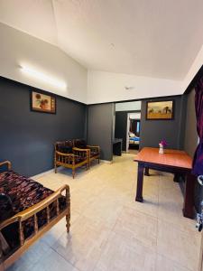 TV a/nebo společenská místnost v ubytování Nakshatra Inn Kodaikanal Cottage