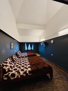 Postel nebo postele na pokoji v ubytování Nakshatra Inn Kodaikanal Cottage
