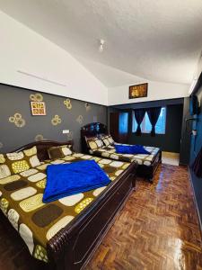 Postel nebo postele na pokoji v ubytování Nakshatra Inn Kodaikanal Cottage