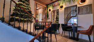ein Restaurant mit einer Treppe und einem Tisch und Stühlen in der Unterkunft A Heritage Split in Split