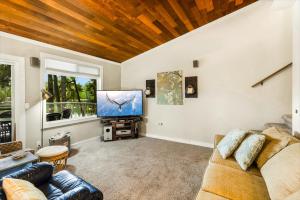 TV a/nebo společenská místnost v ubytování Phillips Lake Lodge