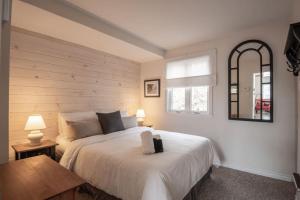 Relaxed Chalet with Views of Mont-Tremblantにあるベッド