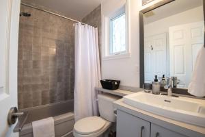 Relaxed Chalet with Views of Mont-Tremblantにあるバスルーム +22枚の写真