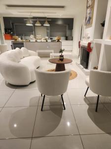 Gallery image of 18 on onix in Four Ways