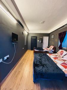 Postel nebo postele na pokoji v ubytování Nakshatra Inn Kodaikanal Cottage