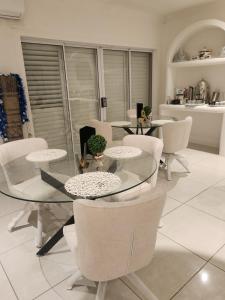 Gallery image of 18 on onix in Four Ways