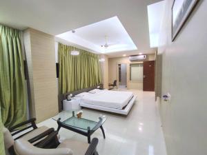 Rúm í herbergi á VITS Select Grand Inn, Ratnagiri