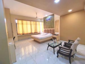Rúm í herbergi á VITS Select Grand Inn, Ratnagiri