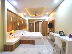 Rúm í herbergi á VITS Select Grand Inn, Ratnagiri