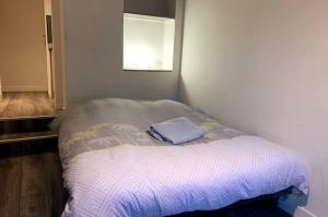 a small bed in a corner of a room at studio centre-ville historique in Chambéry