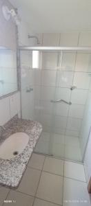 Un baño con ducha de cristal y lavabo. en Apartamento Golden Dolphin-1022, en Caldas Novas