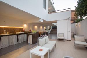 zona de estar con sillas y barra y cocina en GGHH House Hotel, en Marina di Modica
