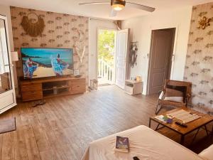 Et tv og/eller underholdning på Le brisant ERMITAGE LES BAINS LAGON