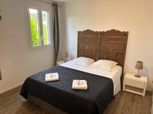 En eller flere senge i et værelse på Le brisant ERMITAGE LES BAINS LAGON