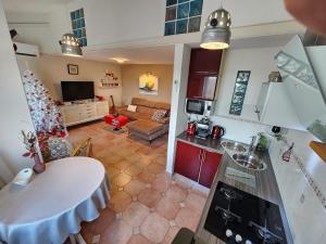 Kuchyň nebo kuchyňský kout v ubytování Apartman LUCIJA 2