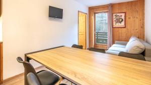 Zimmer mit einem Tisch, Stühlen und einem Sofa in der Unterkunft Les fermes de Saint Sorlin H 105 - 2P6 in Saint-Sorlin-dʼArves