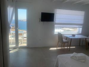 TV a/nebo společenská místnost v ubytování Aegean Studio with Breathtaking Views