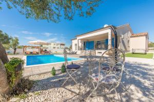 Bazén v ubytování Villa Tara ZadarVillas nebo v jeho okolí