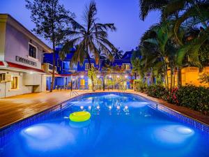 una grande piscina al centro di una casa di The Hosteller Goa, Anjuna ad Arpora Altre 14 foto