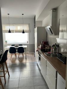 Kuchyňa alebo kuchynka v ubytovaní Apartamenty Cieplicka 20