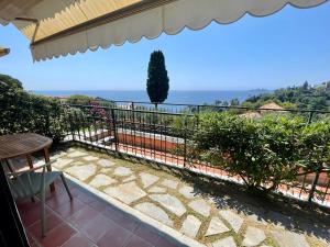a balcony with a view of the ocean at Le Lantane House in Zoagli