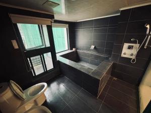 Et badeværelse på Qing Tang Hot Spring B&B