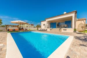 Bazén v ubytování Villa Tara ZadarVillas nebo v jeho okolí