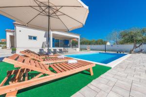 Bazén v ubytování Villa Tara ZadarVillas nebo v jeho okolí