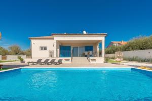 Bazén v ubytování Villa Tara ZadarVillas nebo v jeho okolí
